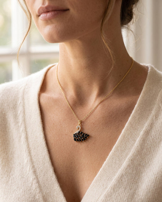Altın Renk Siyah Taşlı Kuğu Kolye – boyunda